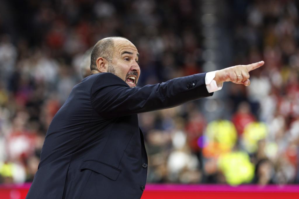 Chus Mateo da instrucciones durante el partido ante el Bayern.