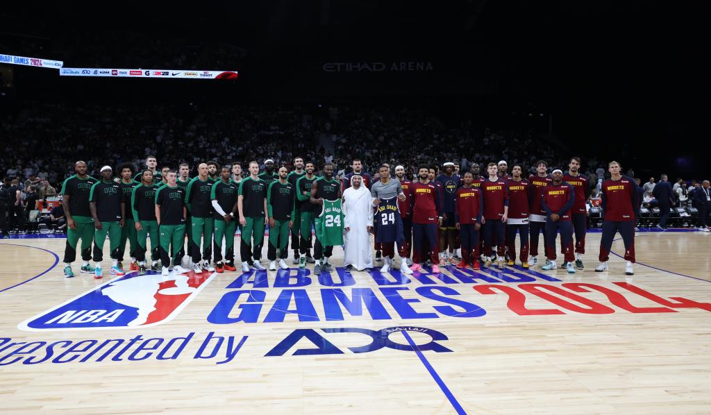 Ambas as equipes posam em Abu Dhabi antes da partida.