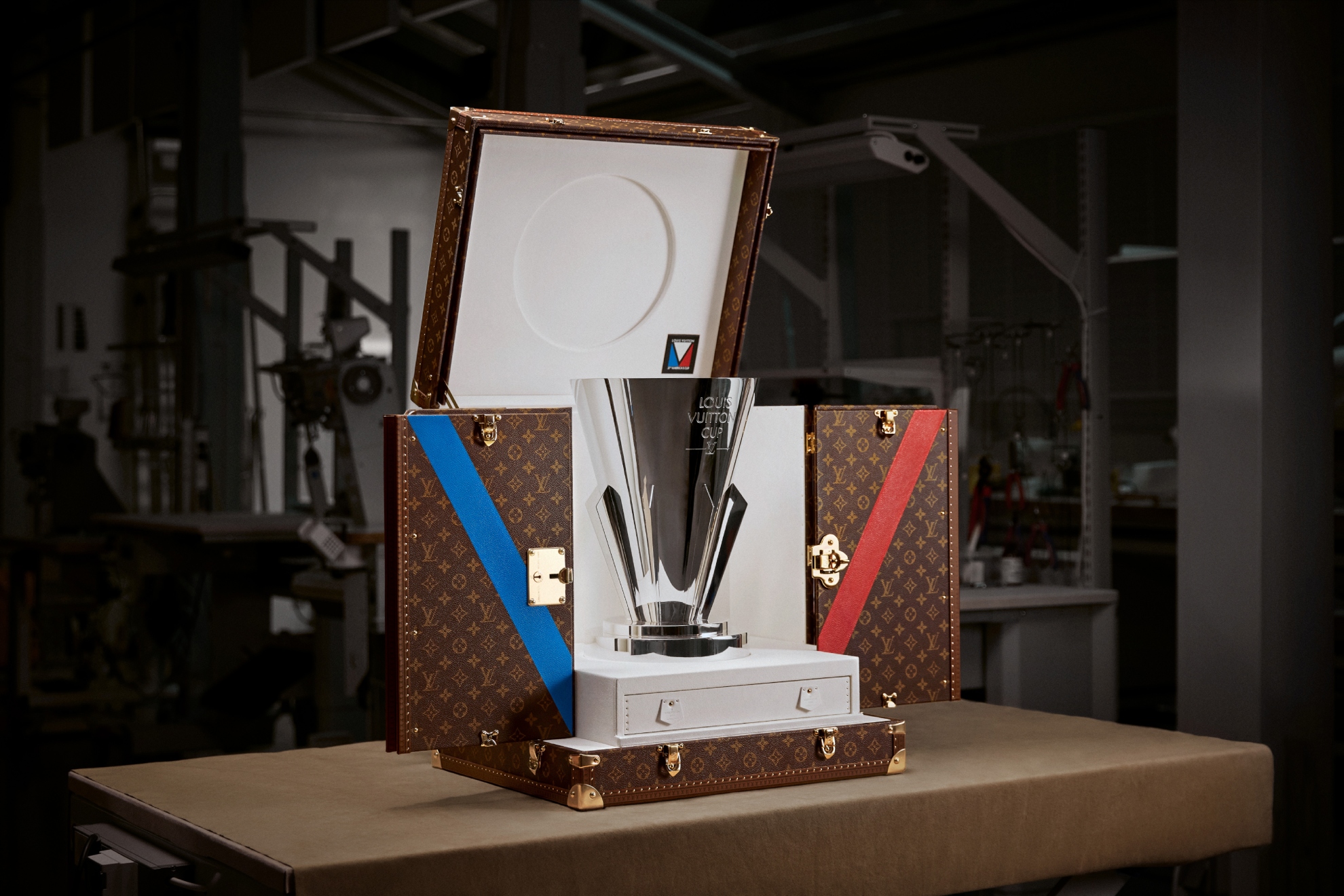 La Copa Louis Vuitton que ha recibido el INEOS Britannia como ganador del Trofeo de Desafiantes.