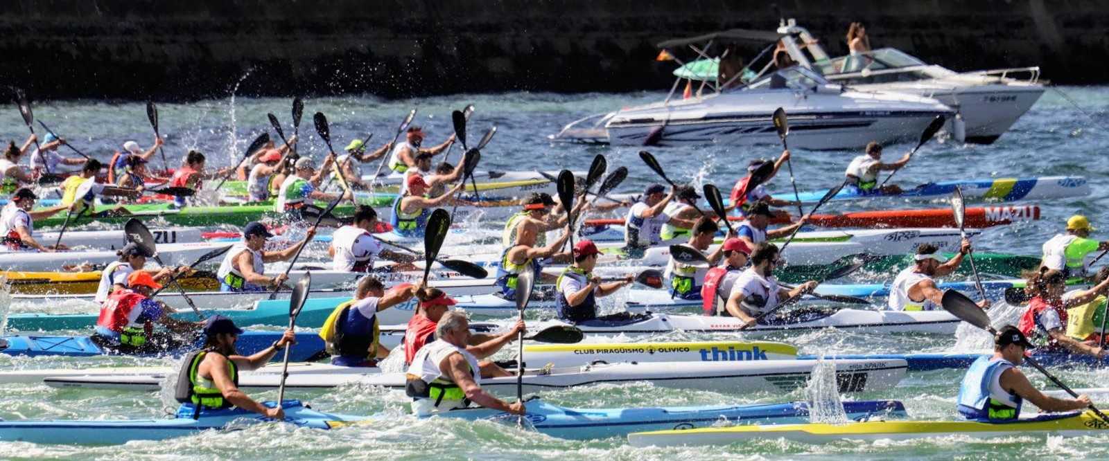 Una salida de Kayak de Mar en la Semana Abanca en aguas de las Rías Baixas