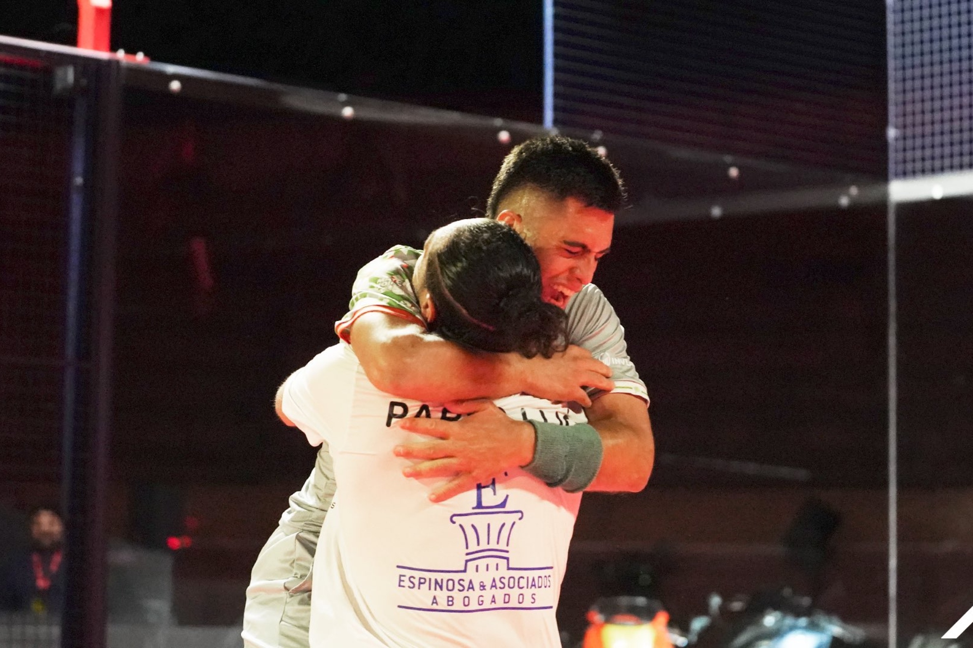 Pablo Lijó y Maxi Arce se abrazan durante el torneo de A1 Padel en Móstoles.