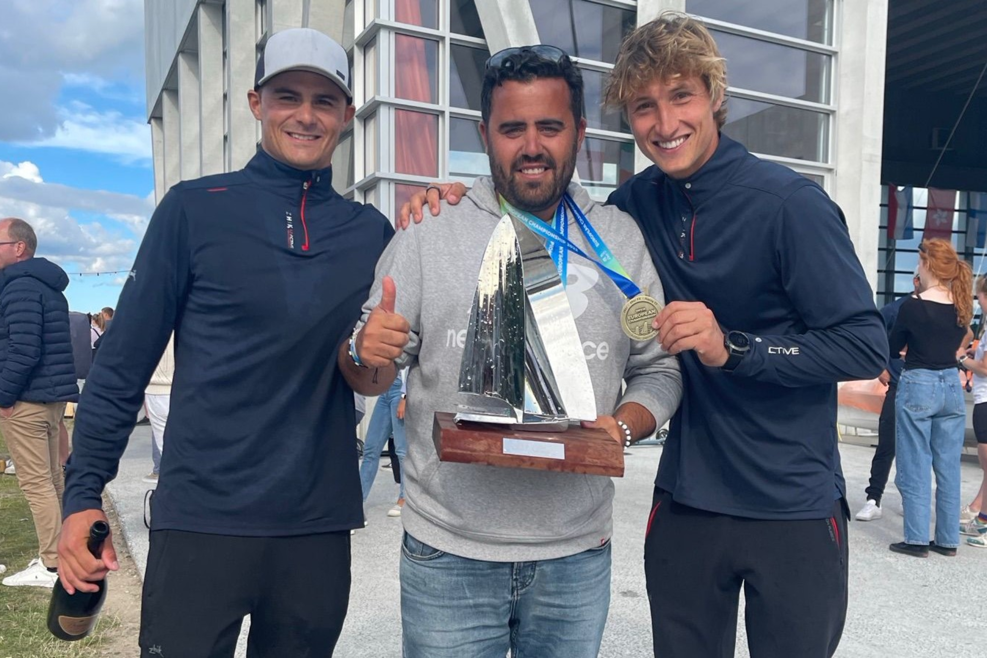 Ero Pons con los medallas de oro olímpicas Botín-Trittel cuando se proclamaron campeones europeos de 49er