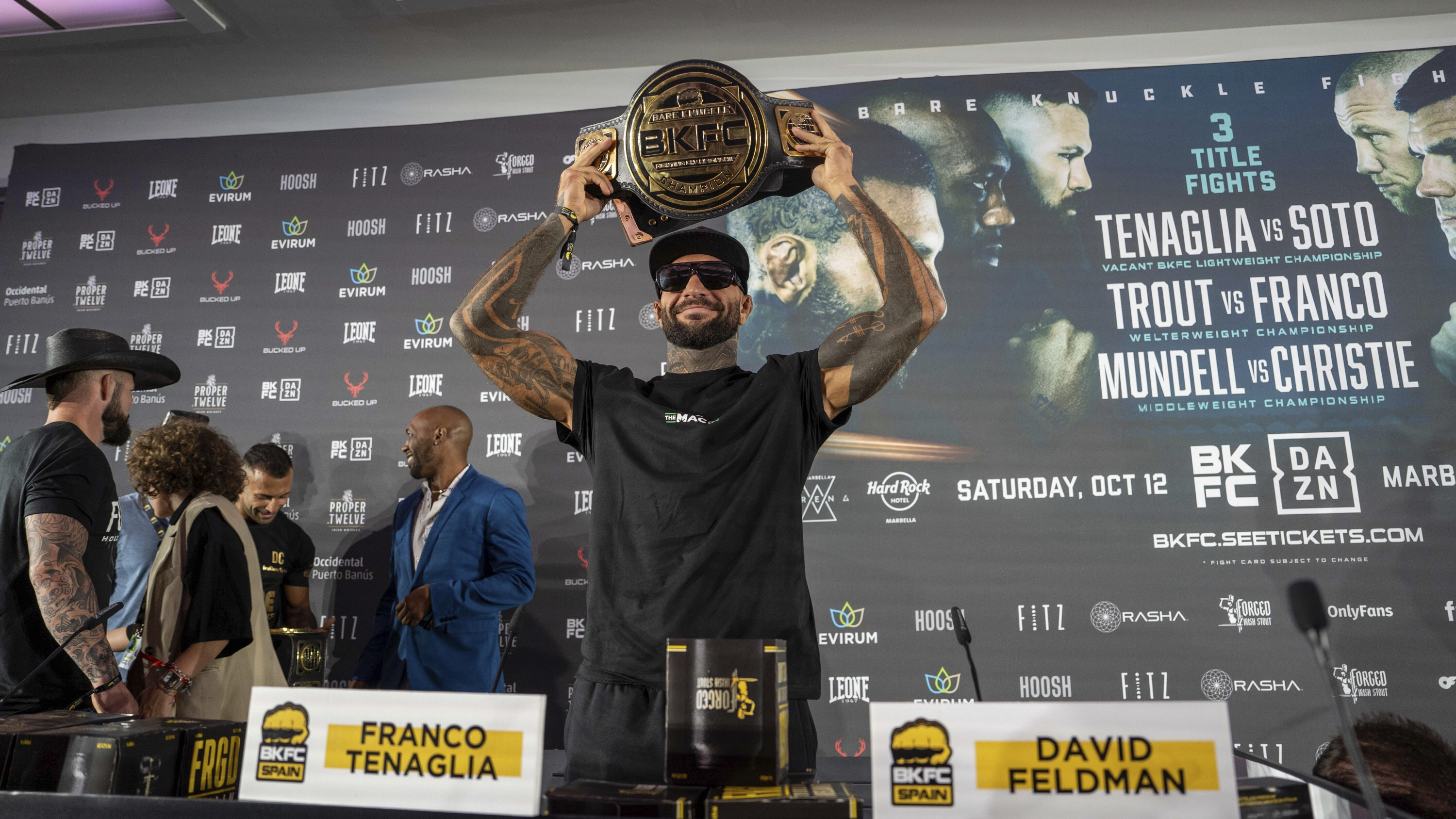 Franco Tenaglia posa con el cinturón del BKFC.