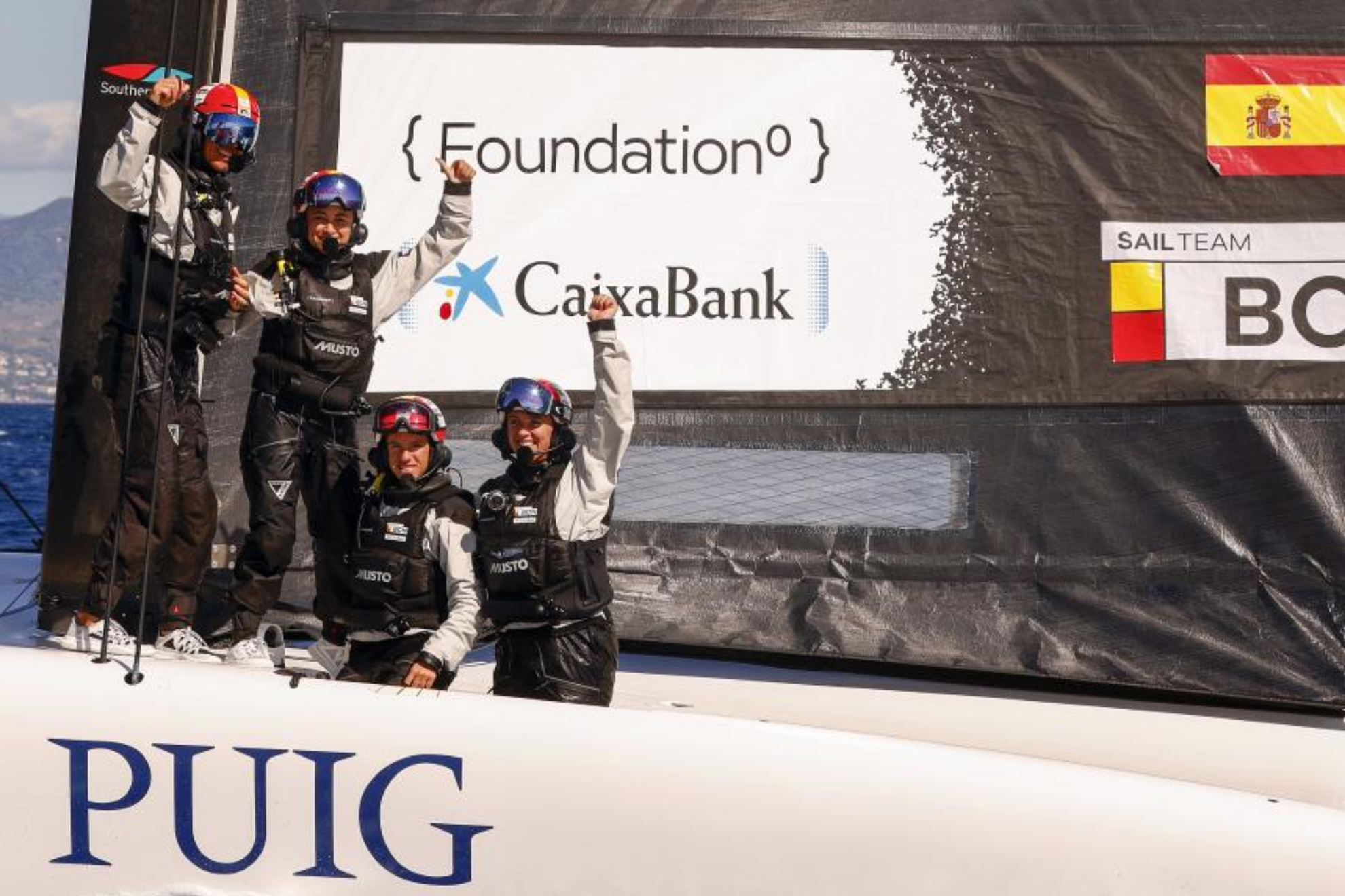 La tripulación del Sail Team BCN español celebra tras clasificarse como tercera del Grupo B&nbsp;
