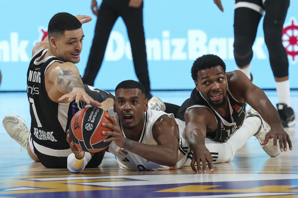Xavier Rathan-Mayes fights for a ball with Lundberg and Sterling Brown.