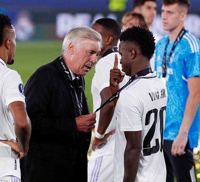 Carlo Ancelotti i Vinicius Junior przemawiają po zdobyciu Superpucharu w Helsinkach.