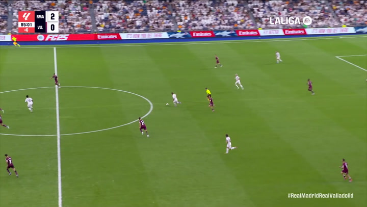 Gran conducción de Brahim, abre para Endrick y el brasileño, en dos toques, deja con el molde a Boyomo y le pega durísimo junto al palo para marcar su primer gol con el Real Madrid