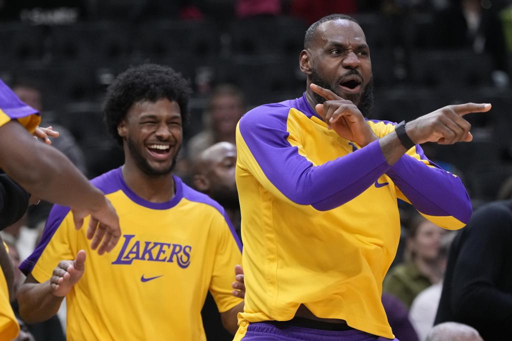 Bronny James y LeBron James bromean en el banquillo durante el partido ante los Bucks.
