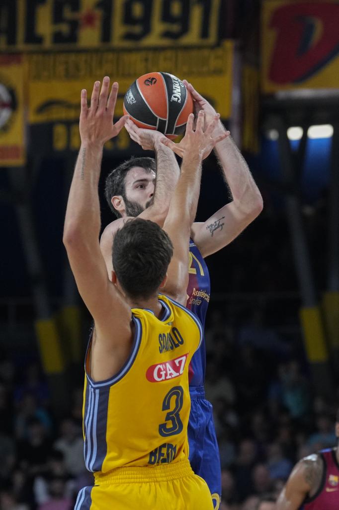 Alex Abrines scores a goal against Alba's Italian point guard Matteo Spagnolo.