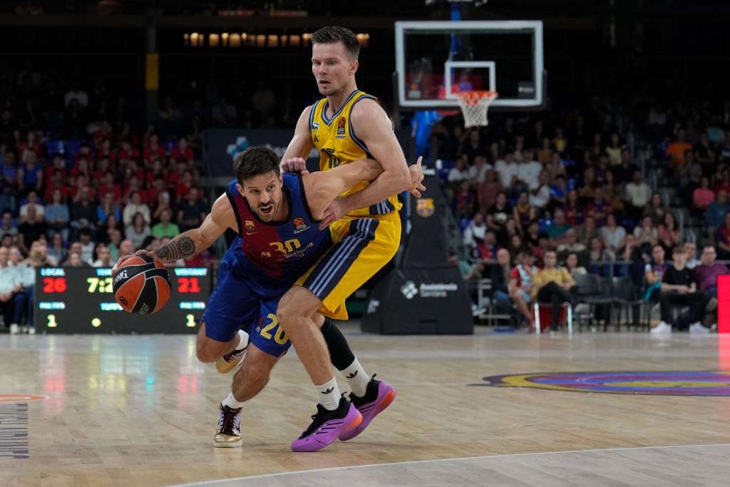 Nicolas Laprovittola em ação contra o líder islandês de Alba Berlin, Martin Hermannsson.