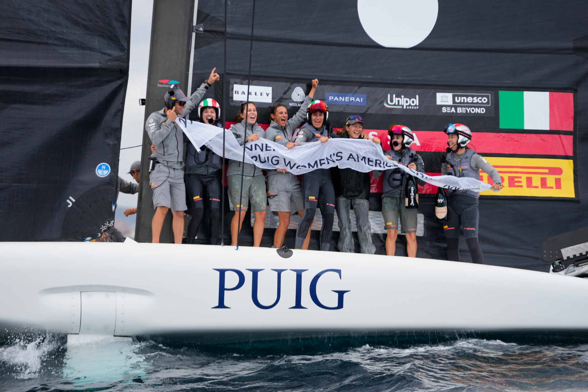 El Luna Rossa Prada Pirelli italiano celebra su victoria en la Puig Copa América Femenina.