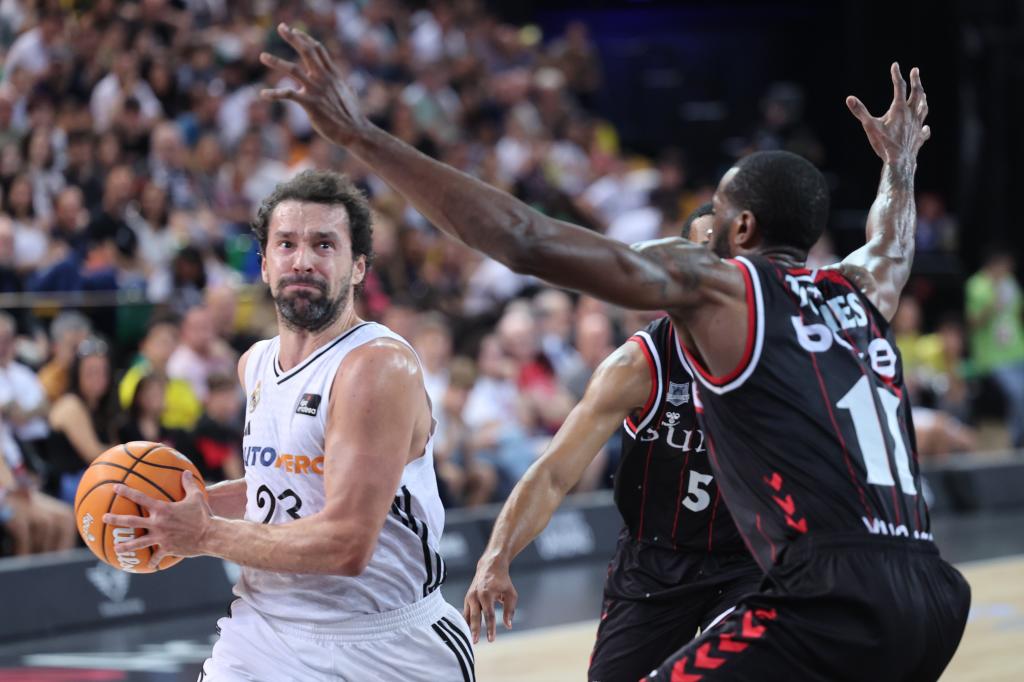 Sergio Llull entrando na cesta contra Marvin Jones