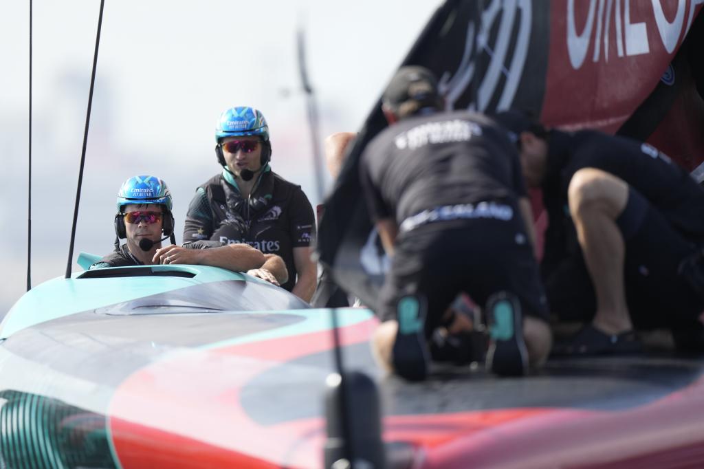 A tripulação da Emirates Team New Zealand se prepara para a 37ª corrida do Dia 2 da Louis Vuitton America's Cup em Barcelona, ​​​​Espanha, no domingo, 13 de outubro de 2024.