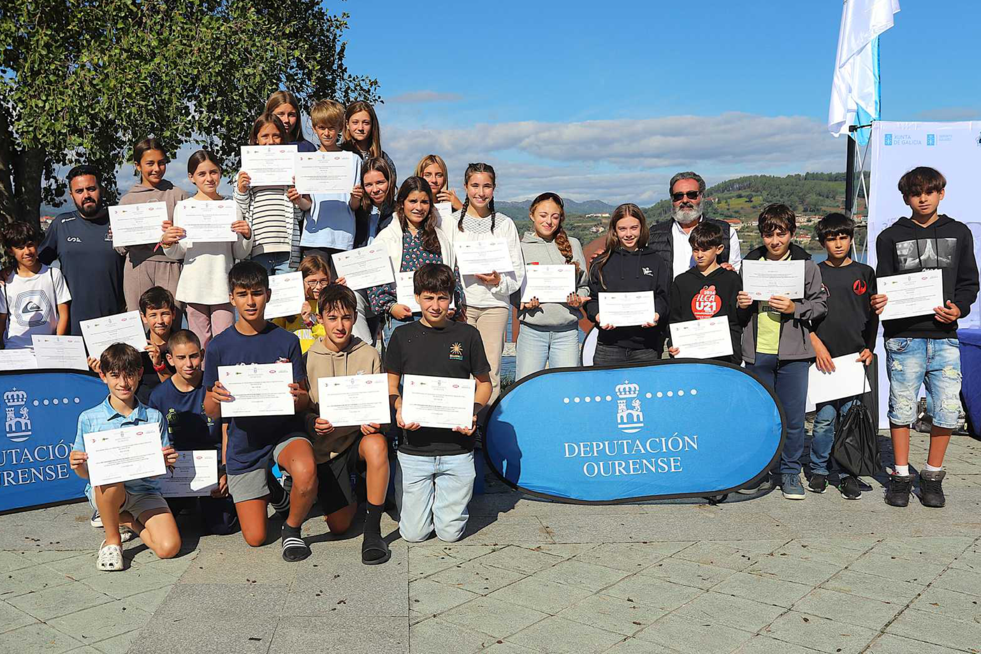 El preparador del Equipo Olímpico de España Ero Pons y Manuel Villaverde presidente de la Gallega, con los 30 asistentes al Clinic Aceites Abril