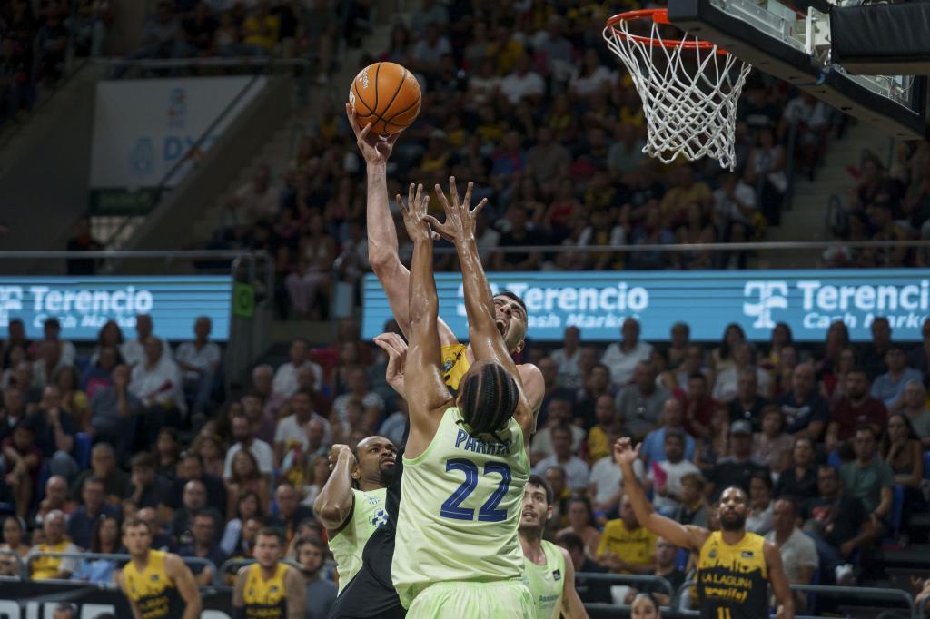 Gio Shermadini arremessa uma cesta contra Jabari Parker.