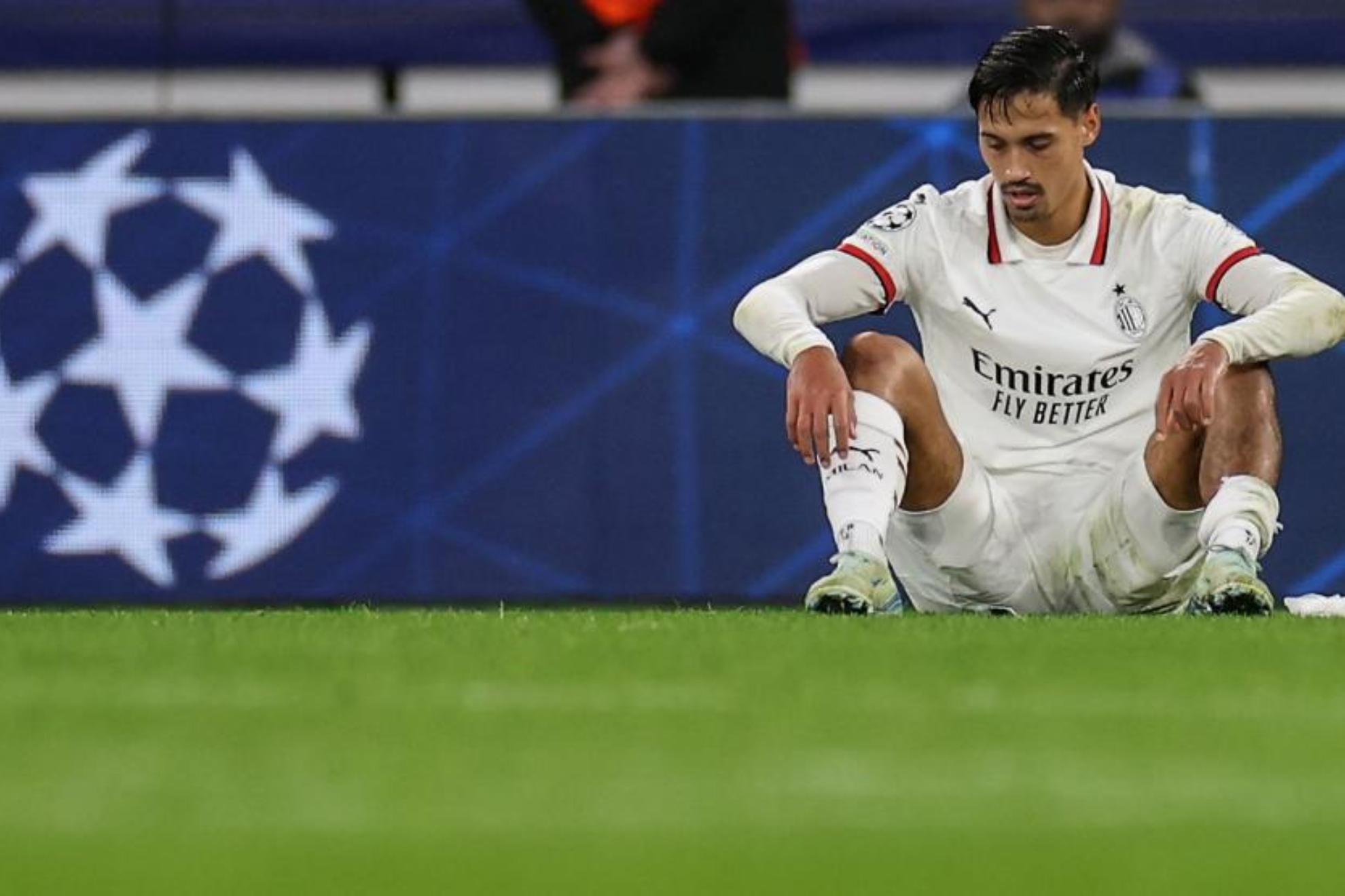 Tijjani Reijnders, jugador del Milan, se lamenta en el partido de la Champions ante el Bayer Leverkusen.