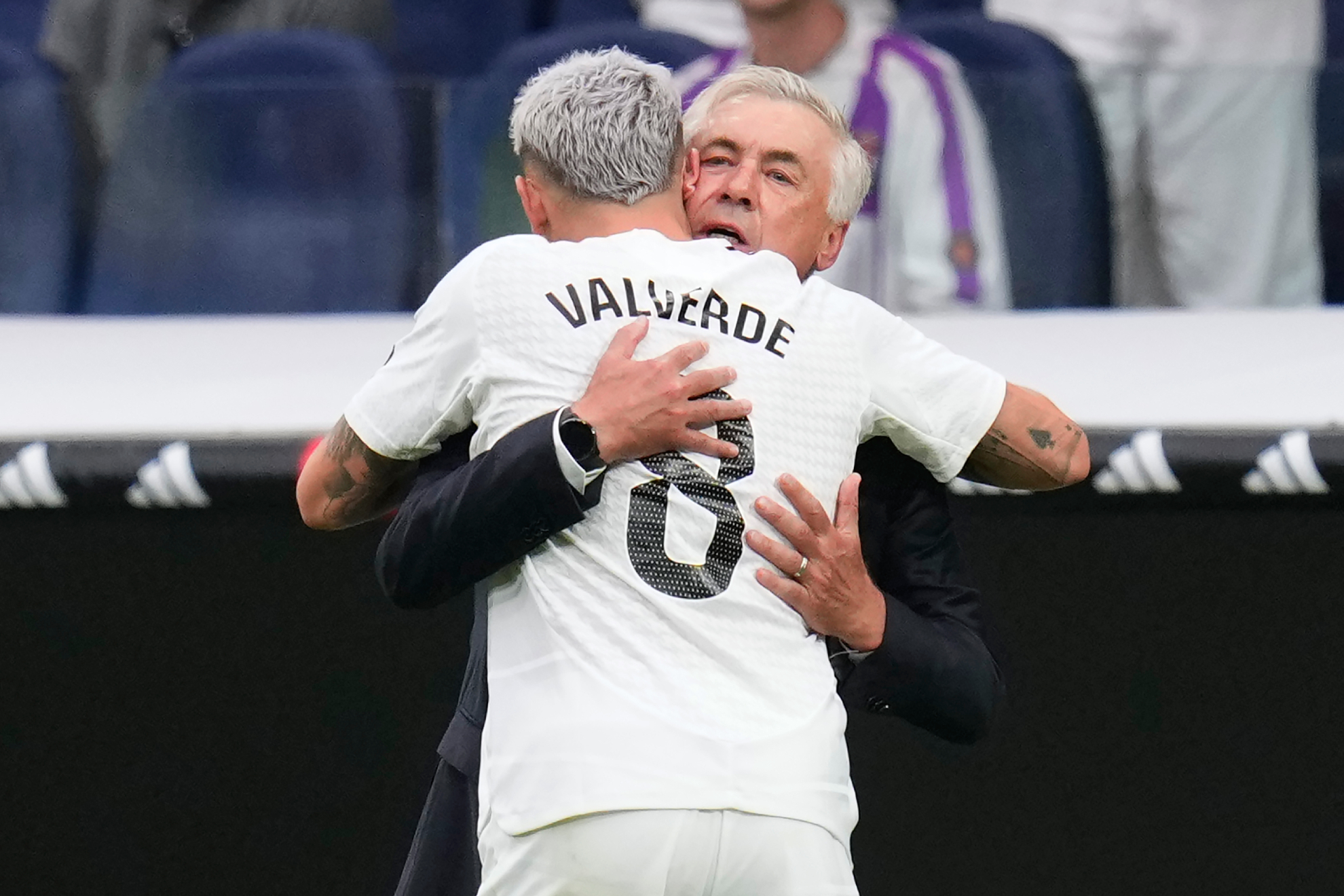 Ancelotti e Valverde se beijam