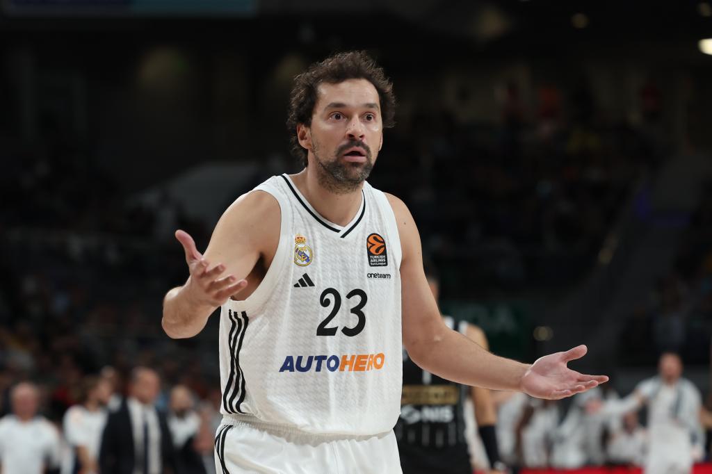 Sergio Llull protesta una decisión arbitral en el partido de Euroliga entre el Madrid y el Partizan.