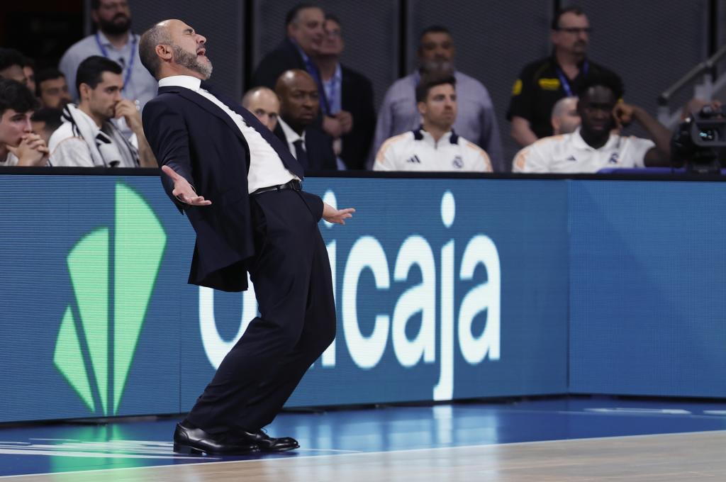 Chus Mateo lamenta un error de su equipo en el partido ante el Casademont Zaragoza.