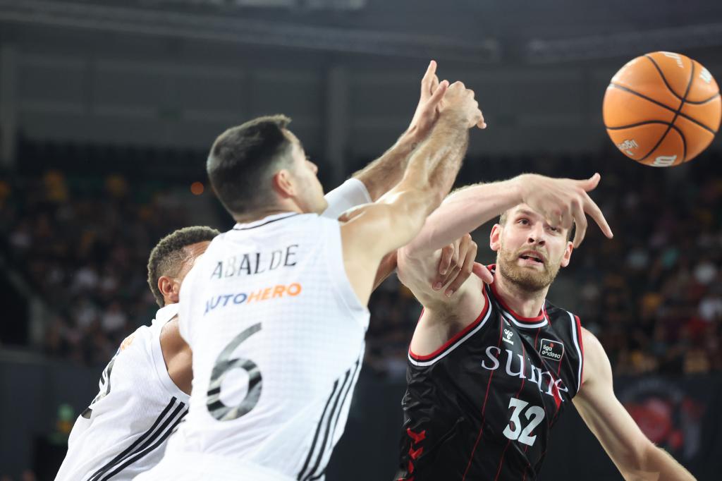 Alberto Abalde y Edy Tavares, ante Tryggvi Hlinason en el partido Real Madrid-Zaragoza.