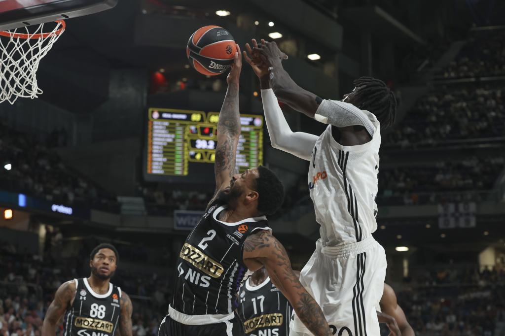 El pívot del Real Madrid Eli Ndiaye lucha por un rebote con Carlik Jones, del Partizan.