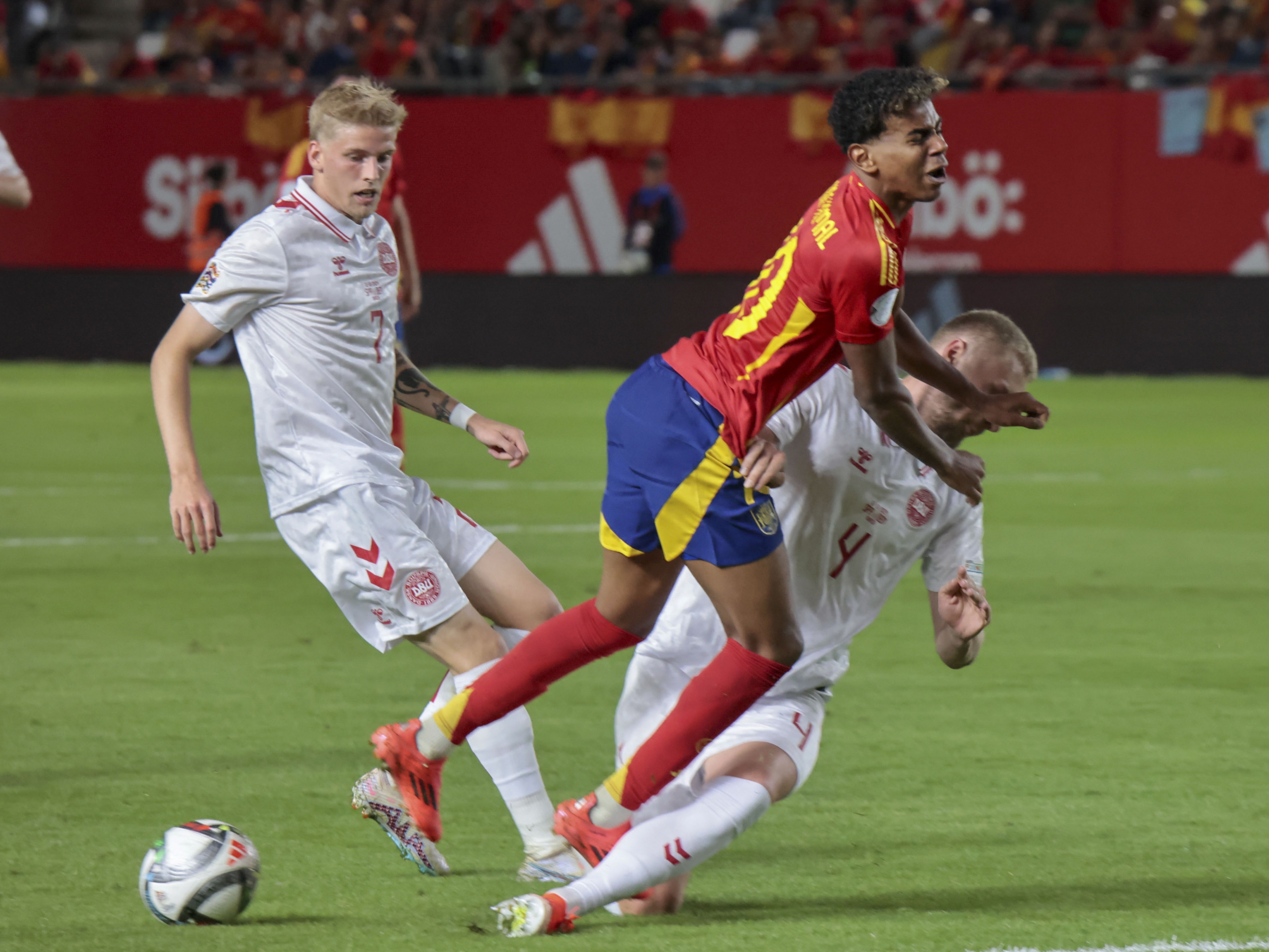 Lamine Yamal en el partido frente a Dinamarca.