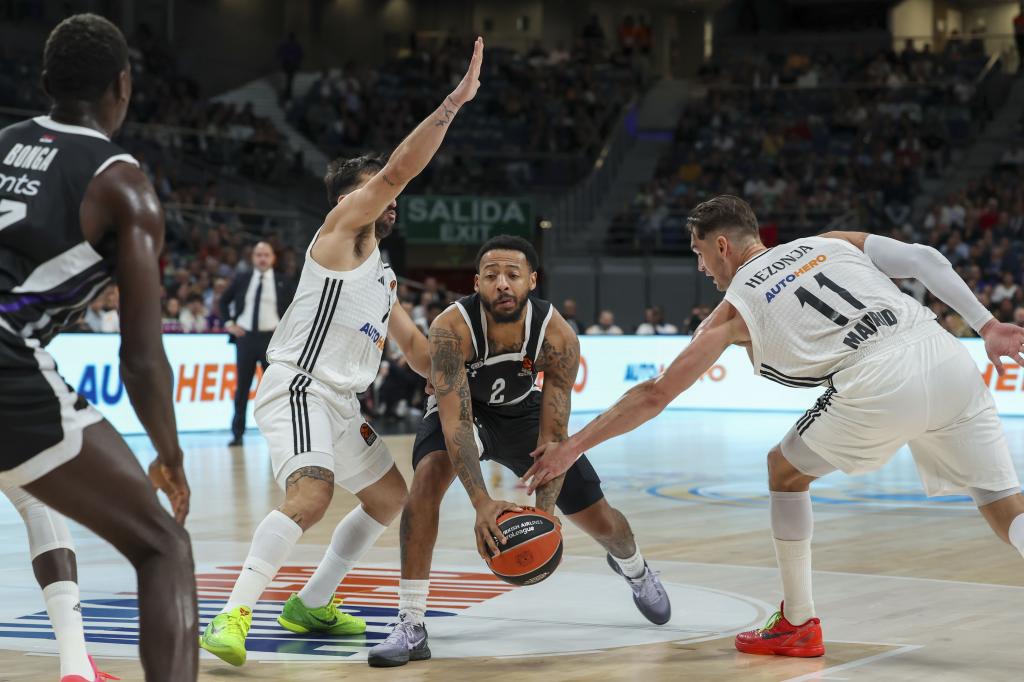 Campazzo y Hezonja intentar cortar el paso a Carlik Jones, del Partizan.