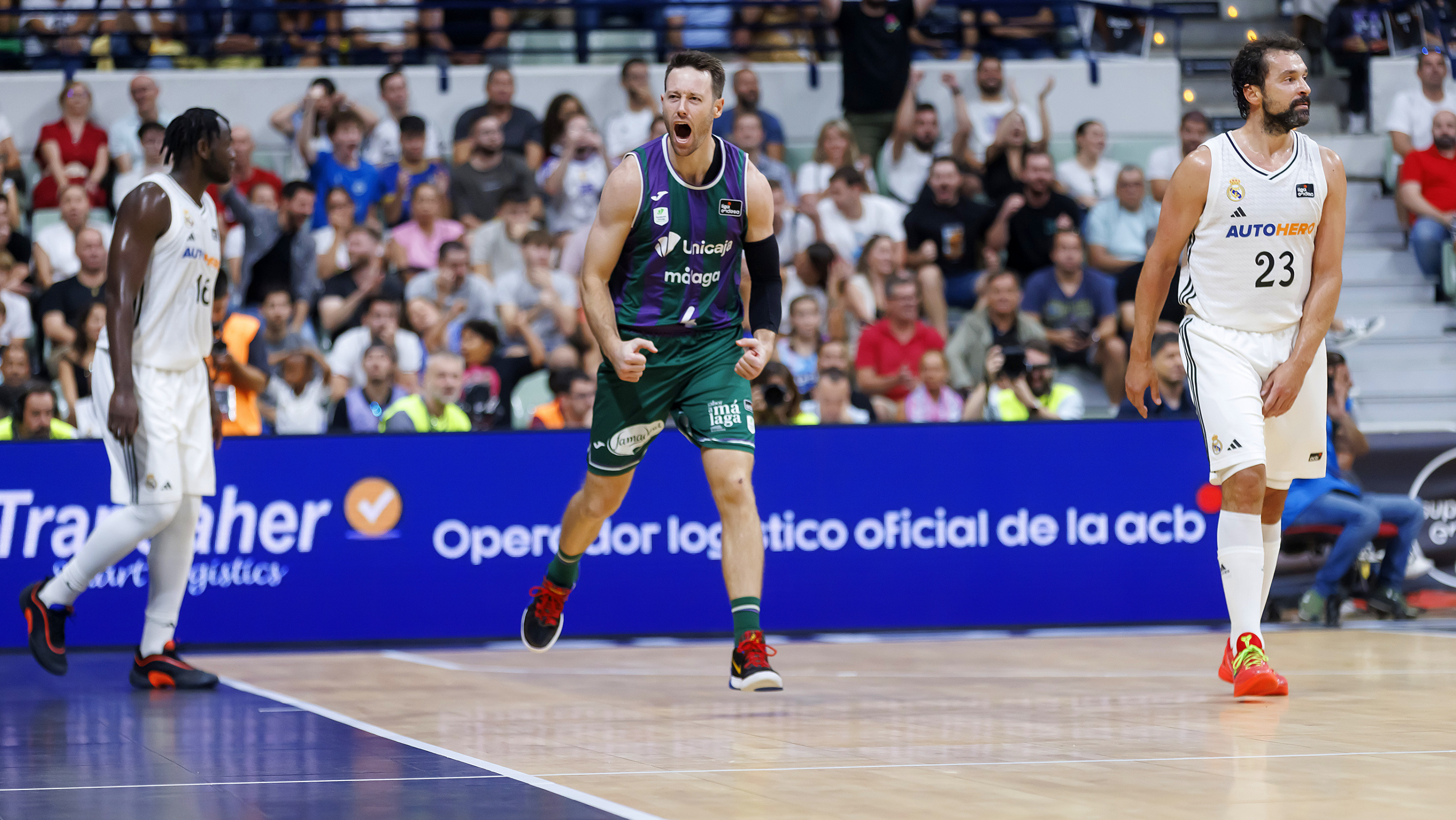 Kalinoski celebra una canasta entre Garuba y Llull en la final de la Supercopa.