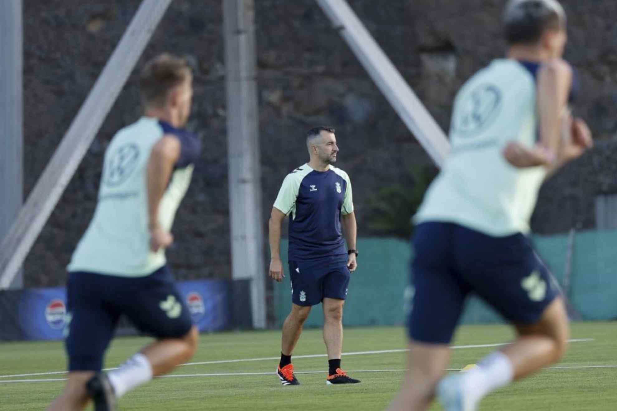 Diego Martínez dirige un entrenamiento de Las Palmas.