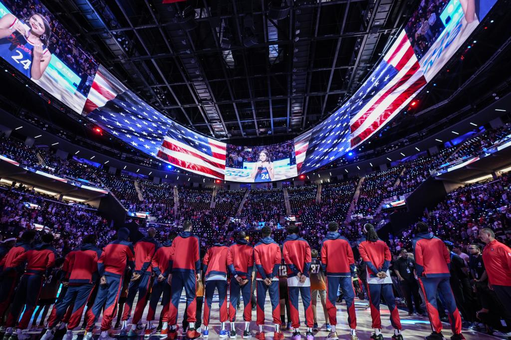 A apresentação dos Clippers antes da partida contra o Mavericks.