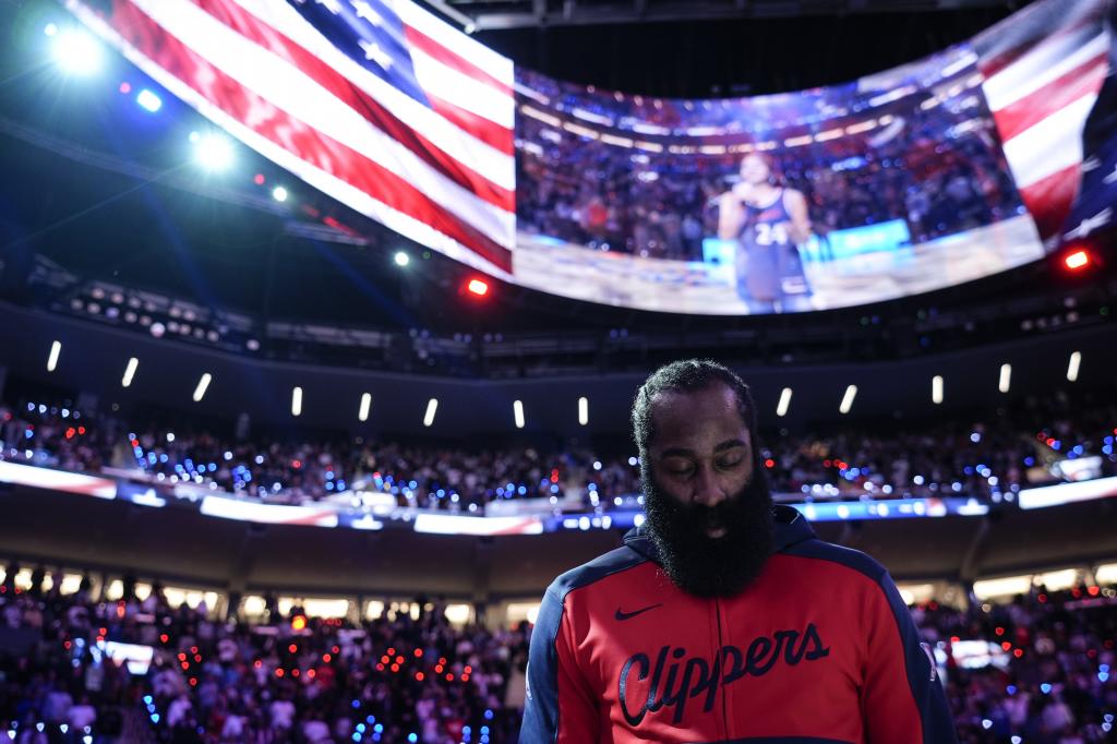 James Harden przed pierwszym meczem na Intuit Dome.