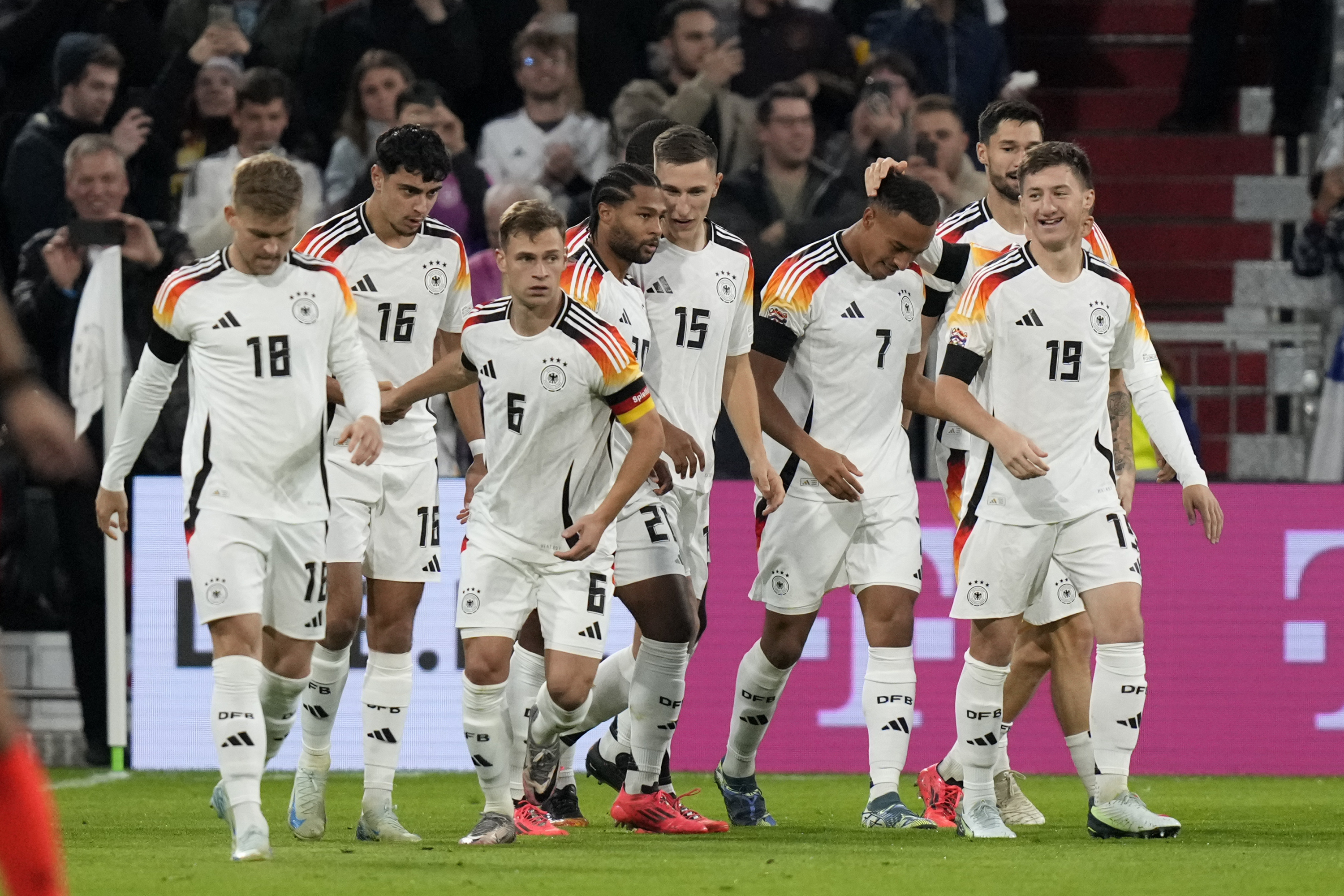 Pemain Jerman merayakan gol Leweling.