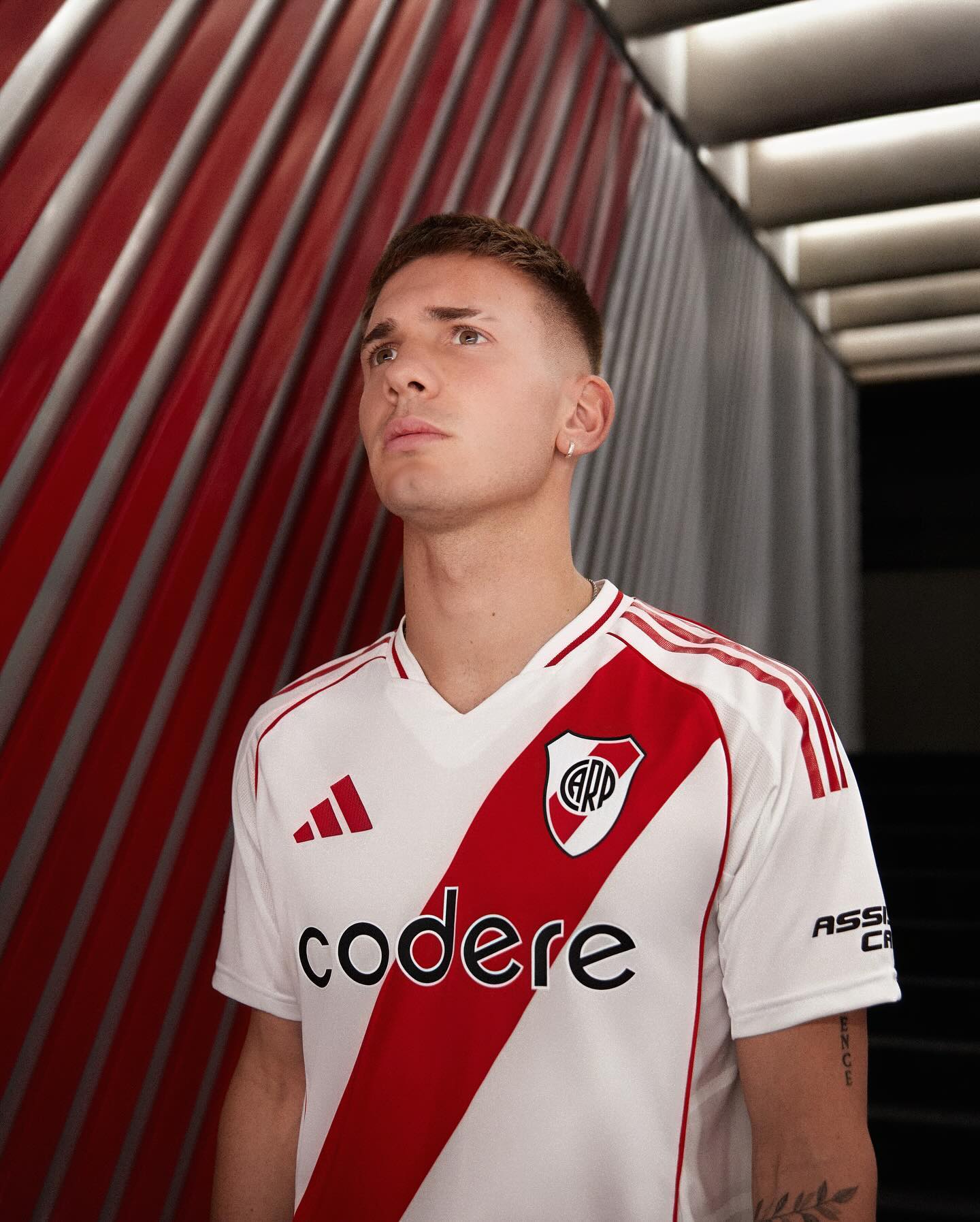 Mastantuono posa con la nueva camiseta de River Plate.