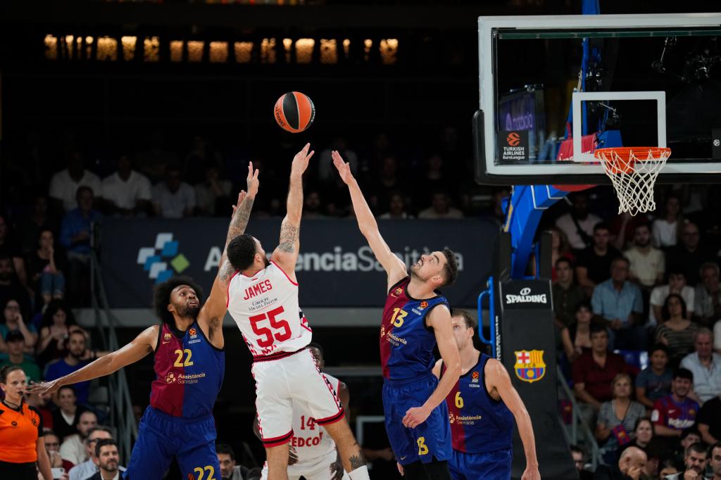 Mike James lanza entre Jabari Parker y Tomas Satoranski.