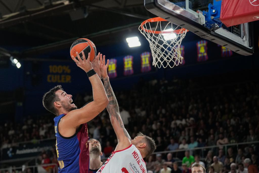 O pivô do Barça, Willy Hernangomez, tenta competir com o pivô lituano do AS Monaco, Donatas Motiejunas.