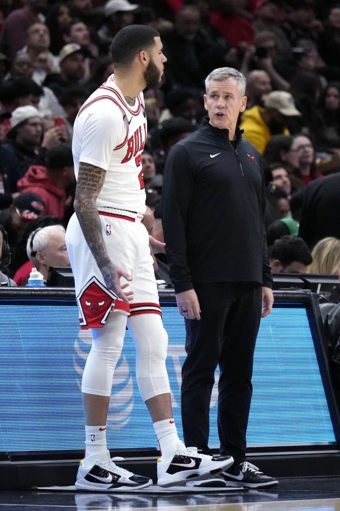 Billy Donovan conversa com Lonzo Ball antes de levá-lo para campo.