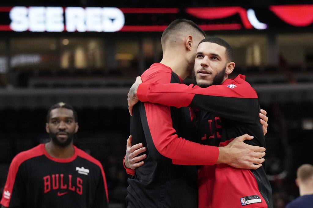 Lonzo Ball abraça o companheiro Nikola Vucevic antes do jogo contra os Wolves.