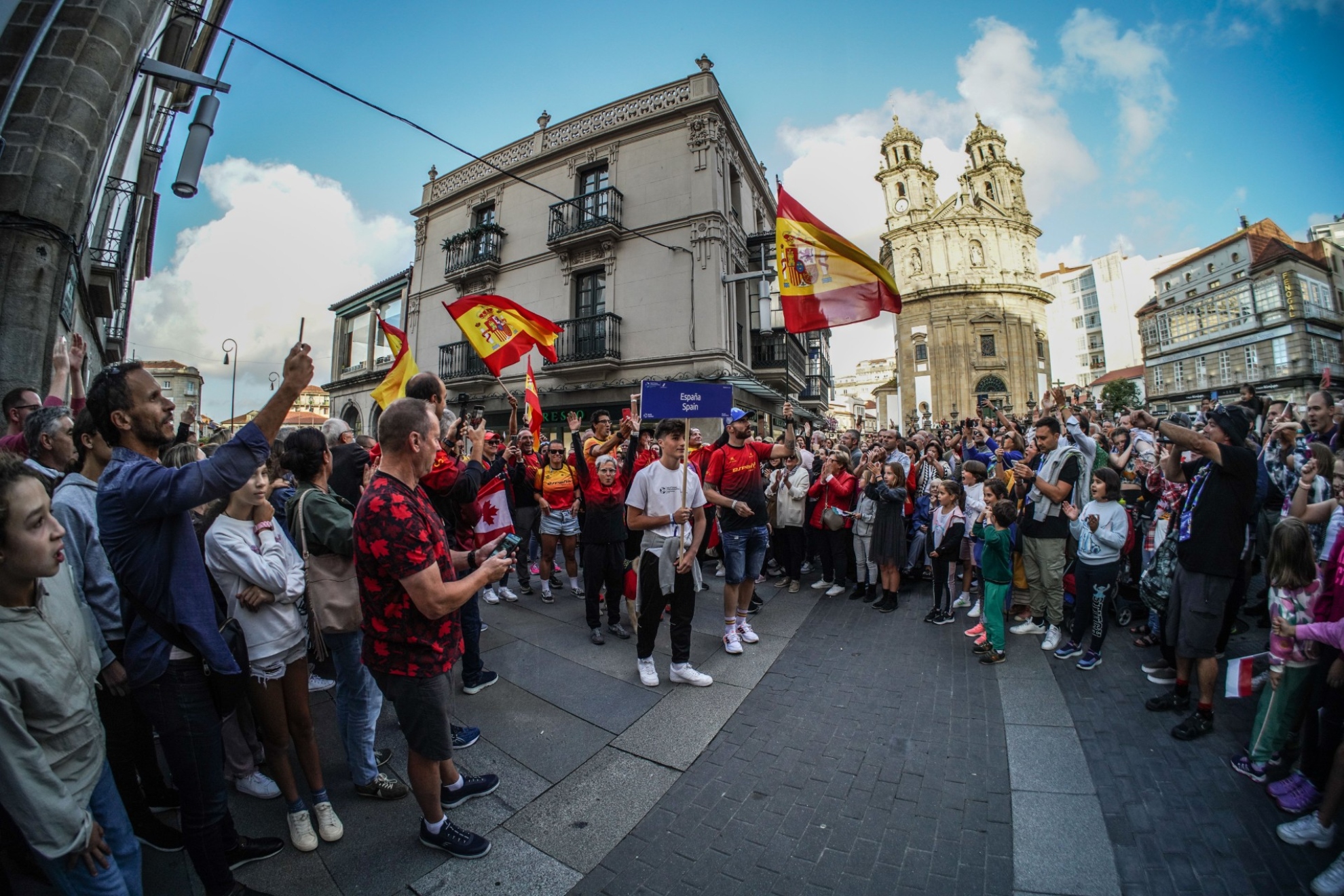 Desfile de España en la ceremonia de inauguración del Campeonato del Mundo de triatlón en Pontevedra en 2023.