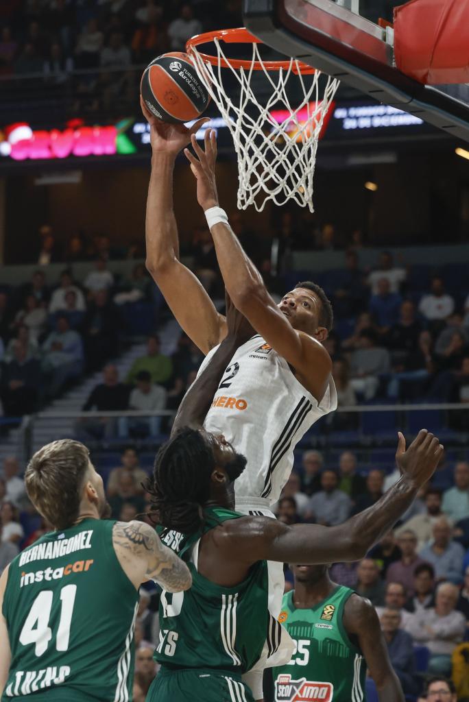 Walter Tavares ultrapassa três jogadores do Panathinaikos para esmagar.