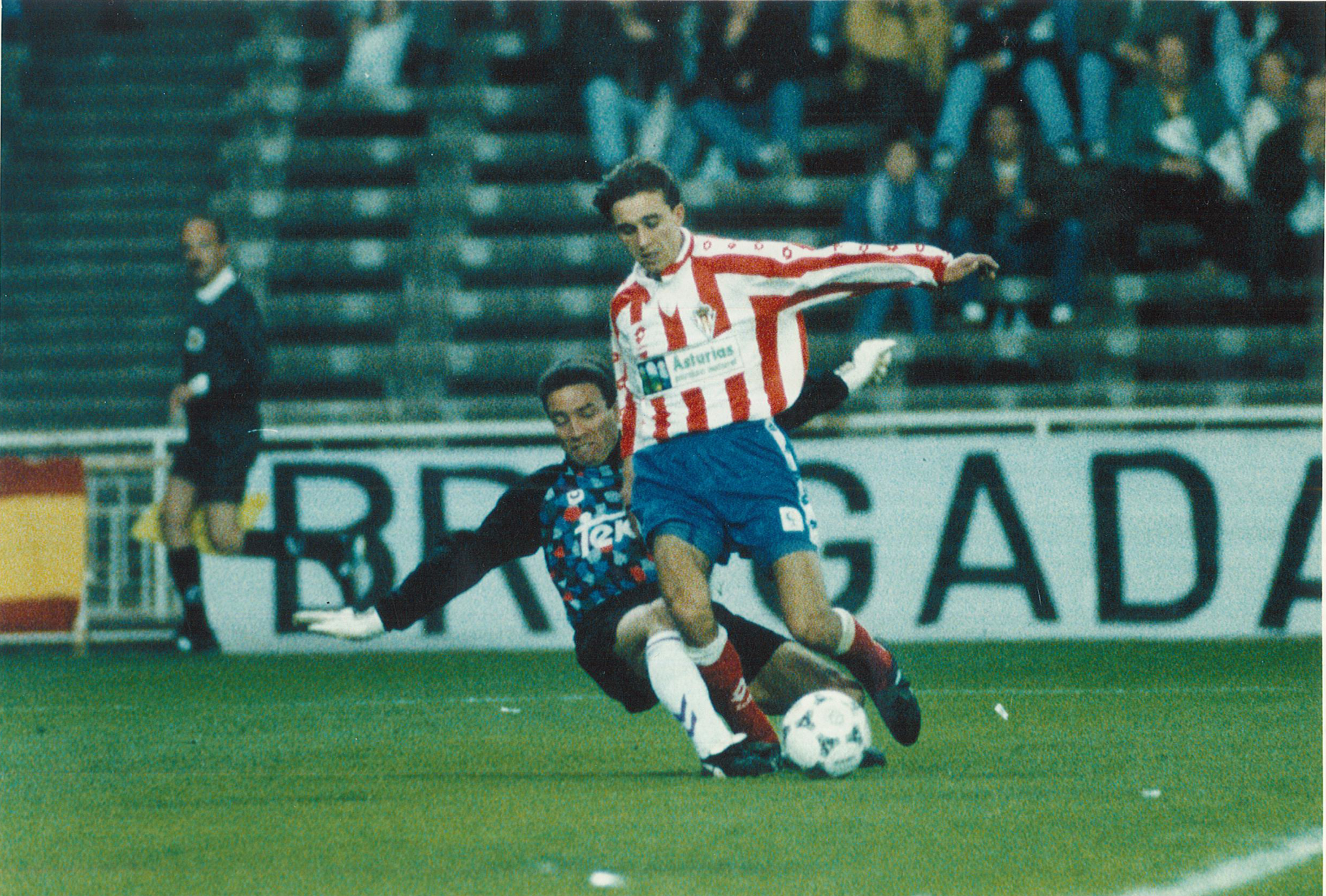 Juanele dribla Buyo durante partida entre Sporting e Real Madrid