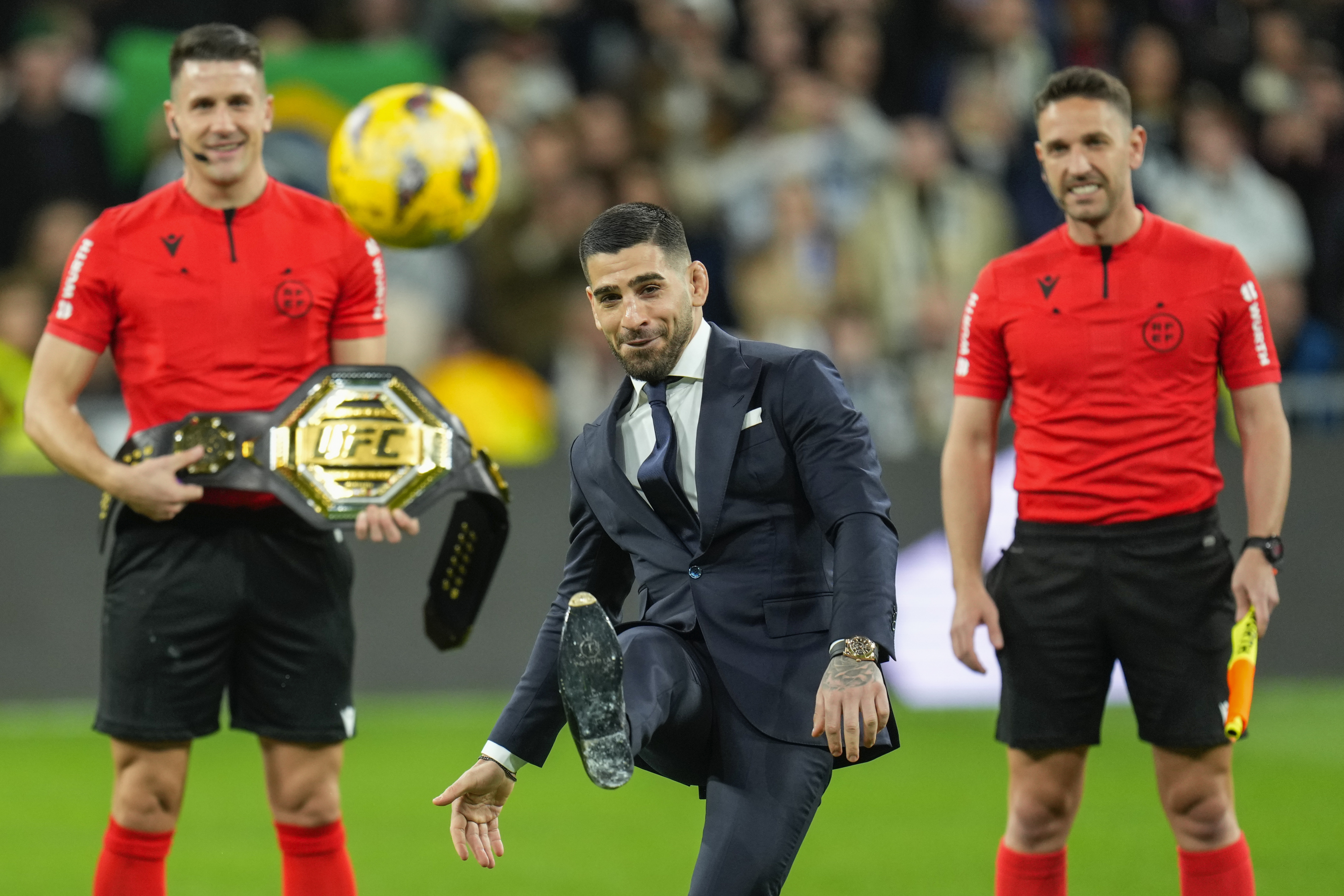 Topuria hace el saque de honor en el Bernabéu.