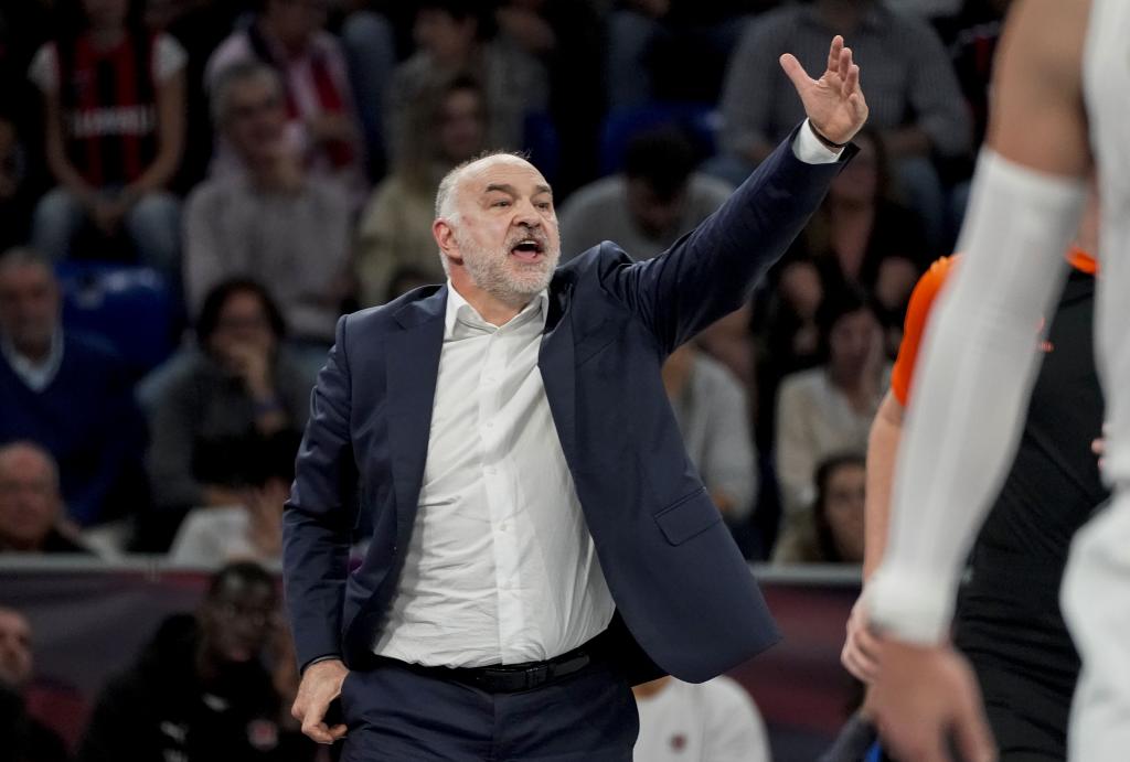 Pelatih Baskonia Pablo Laso selama pertandingan hari ketiga pertandingan bola basket EuroLeague antara Baskonia dan Real Madrid pada hari Selasa di Buesa Arena di Vitoria.