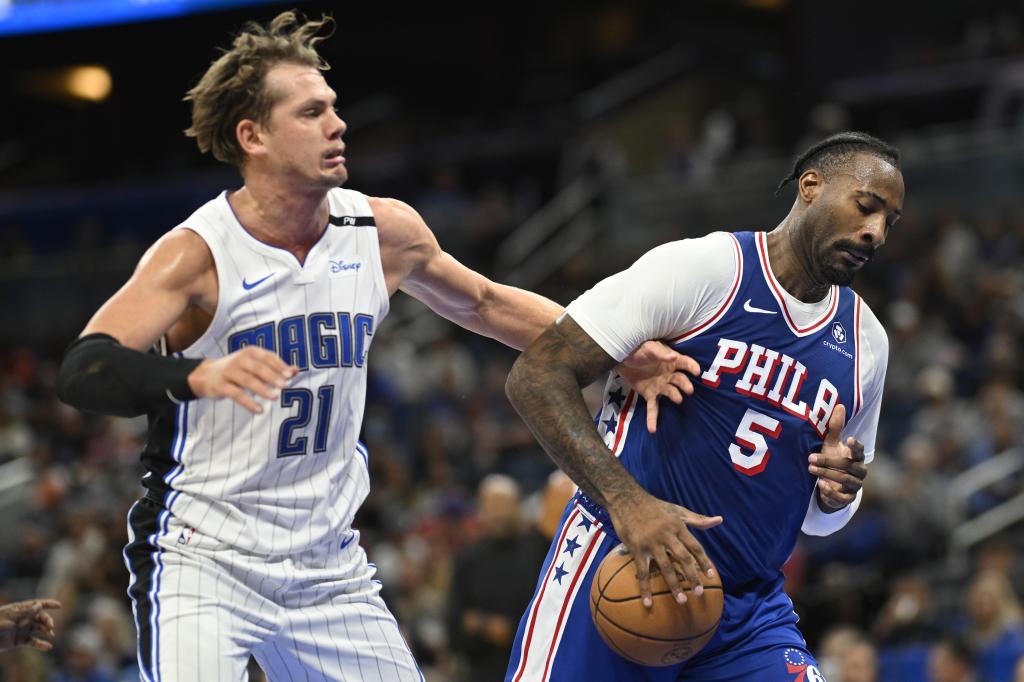 Andre Drummond pega rebote com Moritz Wagner (Magic) durante um jogo de pré-temporada.