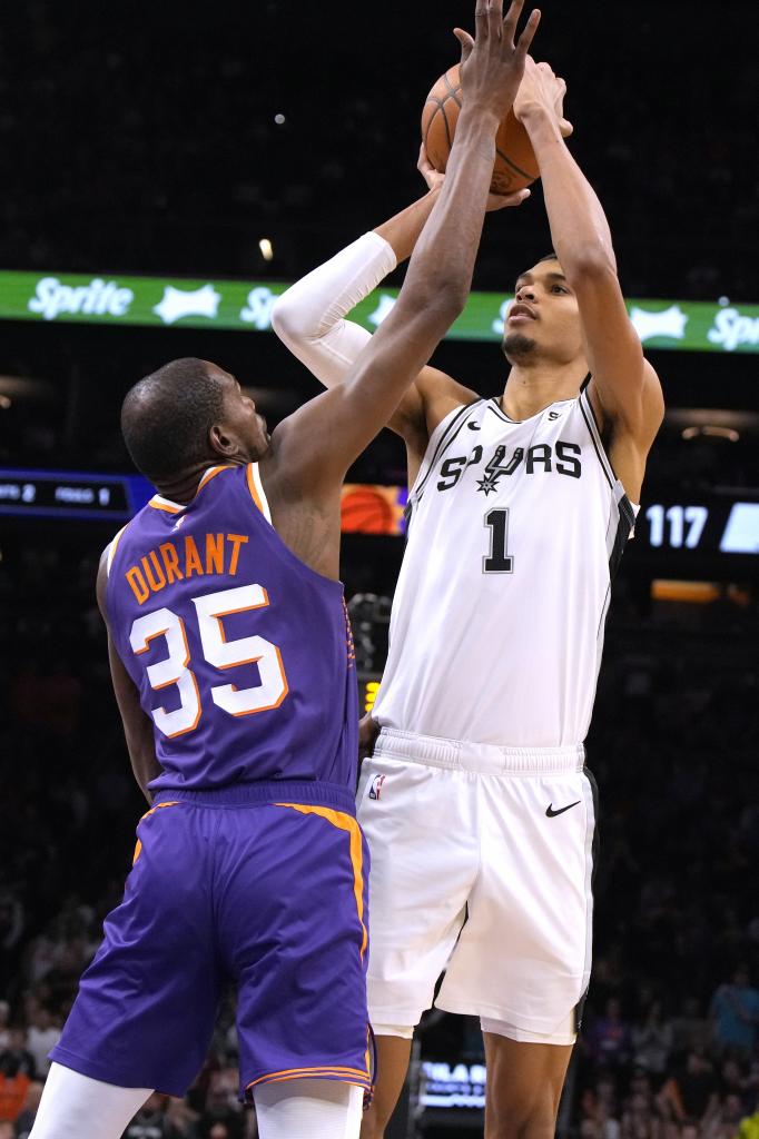 Durant mencoba menangkap tembakan Wembanyama ke gawang Suns-Spurs.