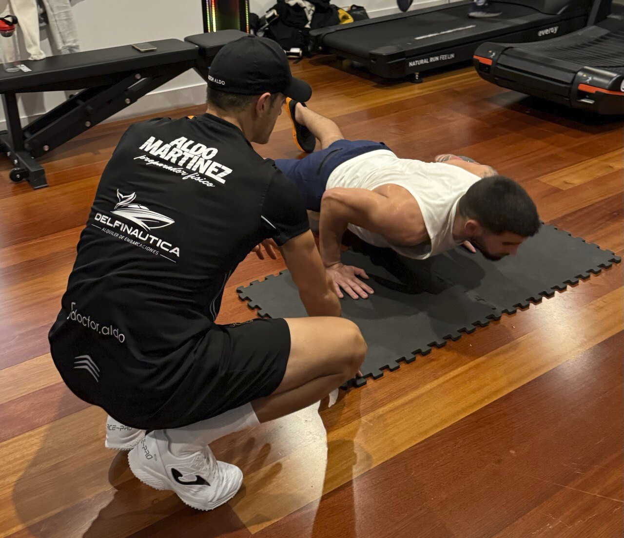 Aldo Martínez e Ilia Topuria durante um treino.