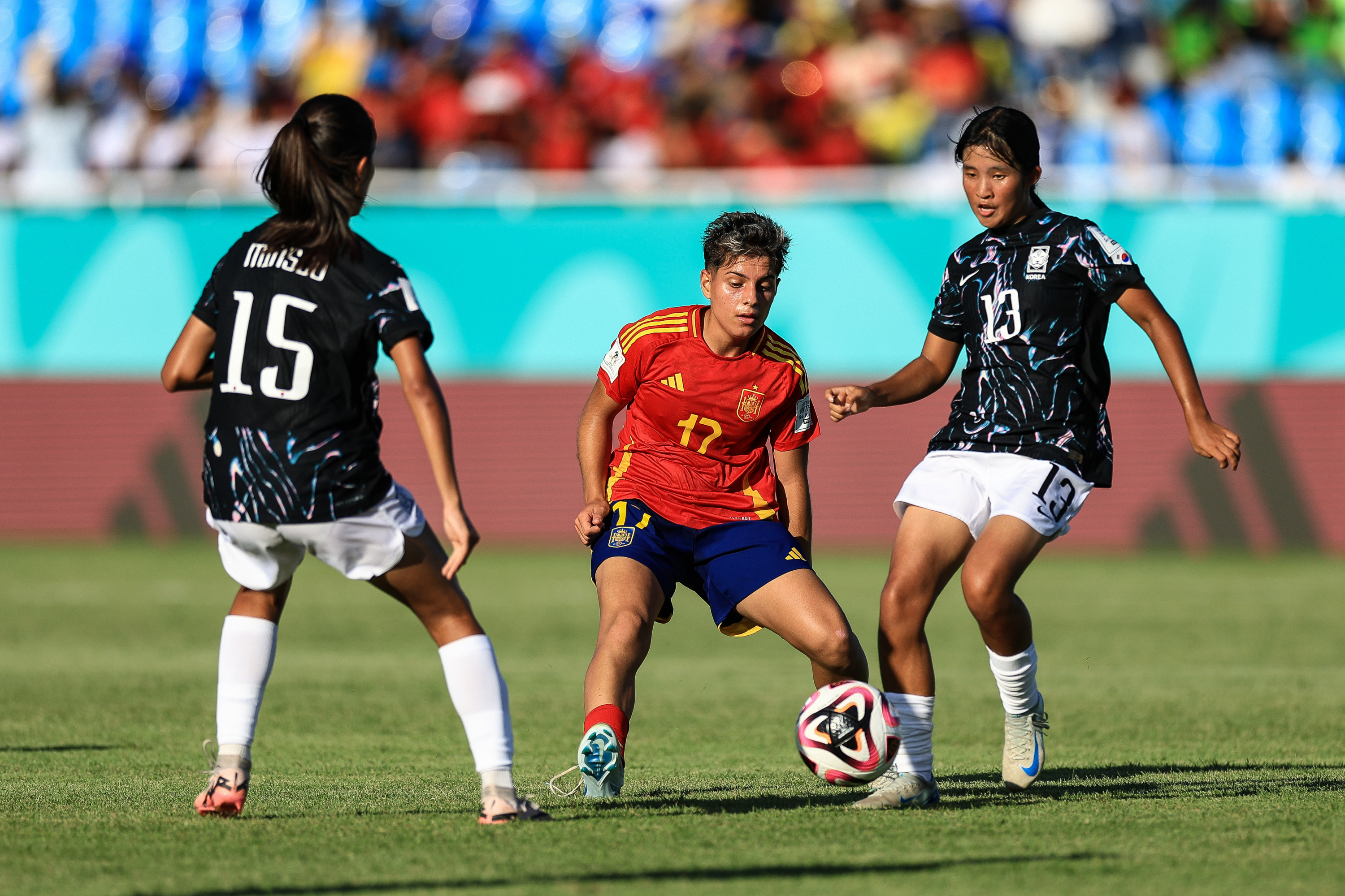 Emma Moreno pressiona a Coreia do Sul para que a bola saia.