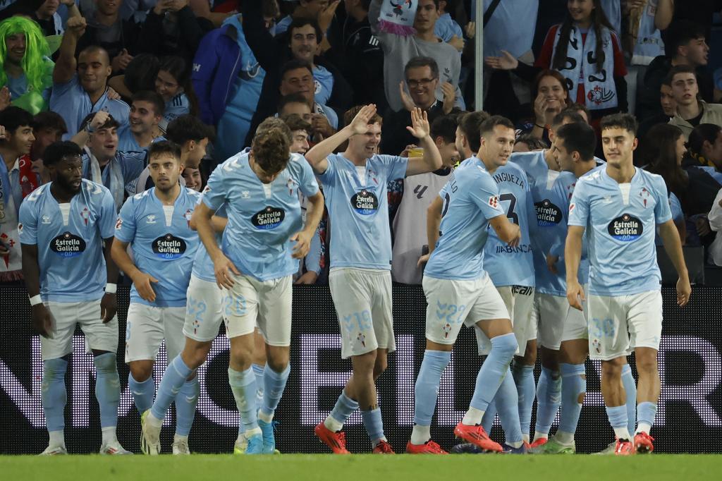 Los jugadores del Celta celebrando el gol de Swedberg.