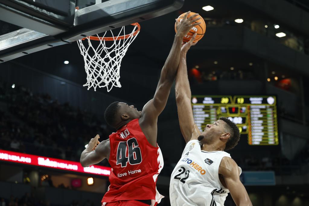 MADRID, 20/10/2024.- O central do Girona, James Nnaji (i), bloqueia o central cabo-verdiano do Real Madrid, Edy Tavares, durante a quarta jornada do jogo de basquetebol da Liga ACB (Liga Endesa) contra o Real Madrid. Girona no WiZink Center em Madrid neste domingo. EFE/Daniel González