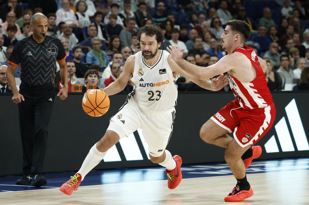 MADRI, 20/10/2024.- O guarda do Real Madrid, Sergio Llull (i), enfrenta o guarda do Girona, Guillem Ferrando, durante o quarto dia da partida de basquete da Liga ACB (Liga Endesa) Real Madrid x. Girona no WiZink Center em Madrid neste domingo. EFE/Daniel González