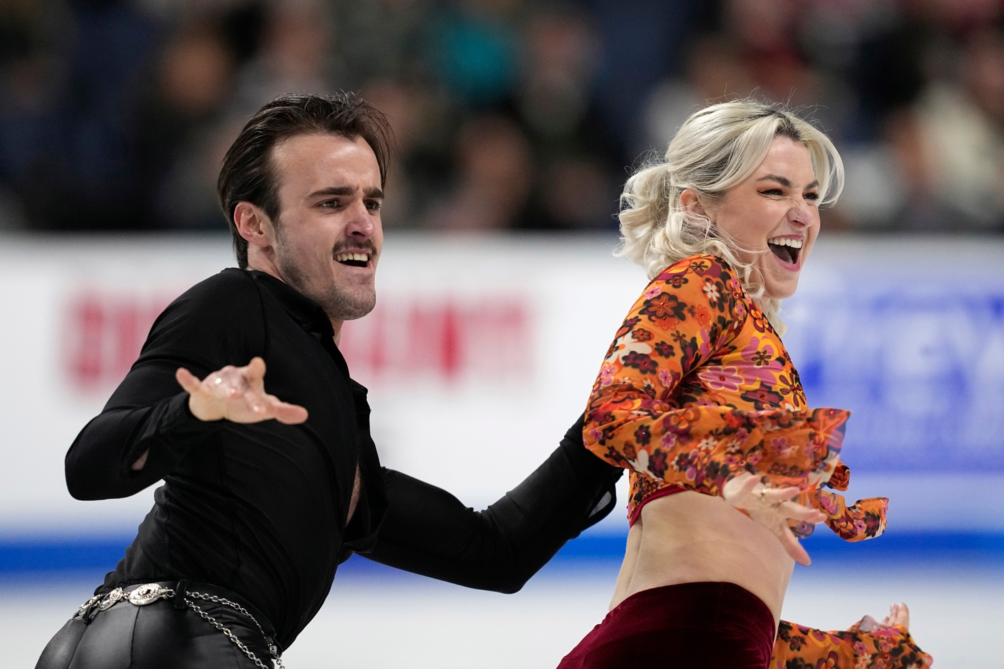 Olivia Smart y Tim Dieck durante su ejercicio en la danza rítmica del Skate America.